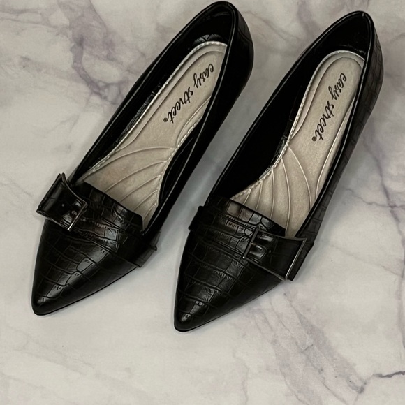 Easy Street | Black Kitten Heel Leather Closed Toed Shoes Sz 6.5 - Picture 1 of 5